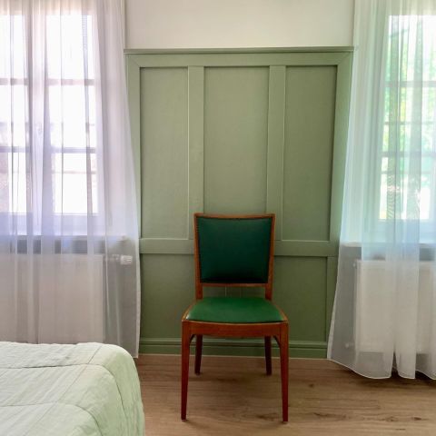 Unsere Zimmer wurden mit Knallfarben gestrichen und dieser schöne Stuhl befand sich bereits viel Jahre in unserem Rathau...