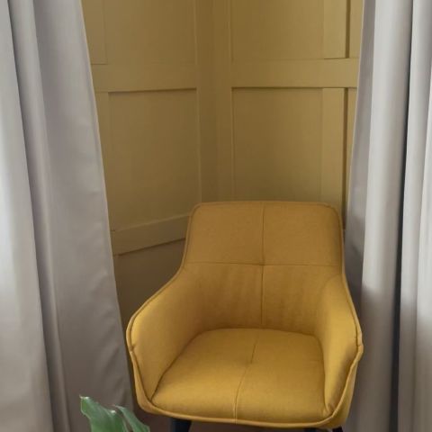 Unser schönes Notar Zimmer in Marigold gehalten. Das immer schöne gelb inspiriert und bringt zu allen Zeiten gute Stimmu...